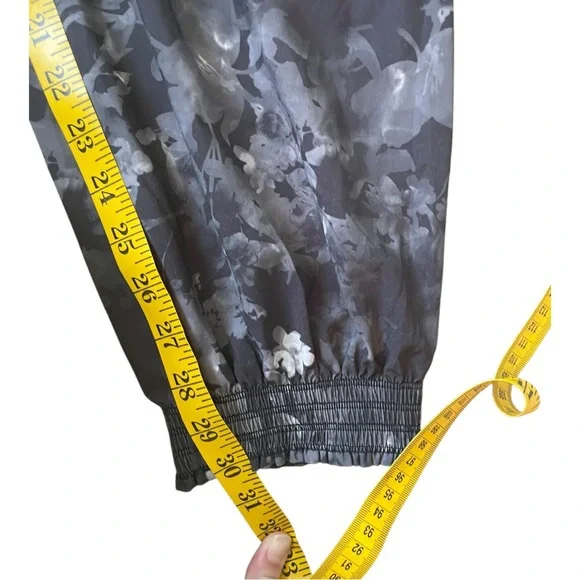 Athleta Savannah Jogger Pants Black Floral Camo Size 10 Tall Athlesiure - Picture 10 of 13